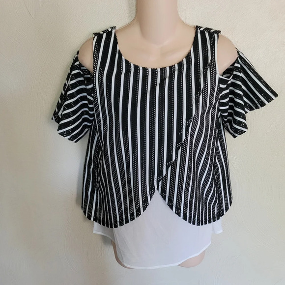 IT GIRL Black and White Cold Shoulder Blouse Top Size Women's Small NEW - Picture 3 of 12